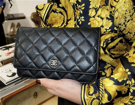 Portafoglio classico trapuntato Chanel con catena WOC 